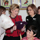 Dronningen og Presidentfruen fikk se eksempler på håndverk som lages ved Saray (Foto: Lise Åserud, NTB scanpix)